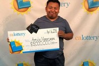 Ông Antulio Mazariegos trong lần đi nhận giải thưởng trị giá 5 triệu USD. (Nguồn: insideedition)