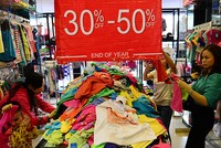 Các chuyên gia cho rằng quy định về mức trần giảm giá hiện nay đã không còn phù hợp với nền kinh tế thị trường.