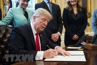 Tổng thống Mỹ Donald Trump ký sắc lệnh tại Washington, DC. (Nguồn: AFP/TTXVN)