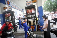 Đại diện Bộ Tài chính dẫn lại ý kiến chuyên gia cho rằng thuế môi trường xăng dầu cần từ 10.000-20.000 đồng/lít đã gặp phản ứng gay gắt từ dư luận.