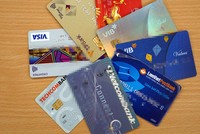 Một số cá nhân giao bán lại thẻ ngân hàng với giá từ 2 đến 3,5 triệu đồng. Ảnh: Anh Tú.