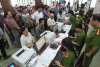 Người dân đăng ký làm thẻ căn cước tại PC64. Ảnh: Hoàng Triều