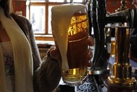 Pháp đã cấm quảng cáo bia rượu gần 30 năm nay. Ảnh: Reuters