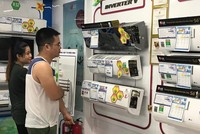 Kinh tế eo hẹp, nhiều gia đình đắn đo không biết có nên chọn mua điều hòa giá rẻ hay không?