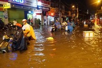 Chiều 19/5, mưa ngập tới yên xe mà thống kê chỉ ngập từ 0,1-0,25m (ảnh: Trương Nhân)