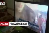 Xe buýt lao như tên bắn, lộn vòng đè nghiến xe container