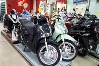 Trong khi xe tay ga của các thương hiệu Piaggio, SYM, Suzuki không tăng giá, thì xe tay ga của Honda Việt Nam tăng mạnh.