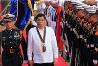 Tổng thống Philippines Rodrigo Duterte duyệt đội danh dự khi đến tham dự lễ kỷ niệm 120 năm lực lượng Hải quân Philippines ở Metro Manila hôm 22/5. Ảnh: Reuters.