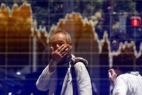 Một người đàn ông nhìn bảng điện tử trên đường phố Tokyo. Ảnh: Reuters.