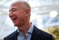 “Chúng ta phải quay trở lại mặt trăng, và đã đến lúc phải ở lại đó”, tỷ phú Jeff Bezos nói.
