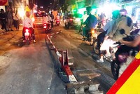 Barie bị ôtô tông văng ra ngoài. Ảnh: Tin Tin.