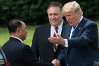 Tổng thống Trump đón phái viên Kim Yong-chol tại Nhà Trắng hôm 1/6. Ảnh: AFP.