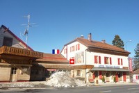 Khách sạn nằm giữa hai nước Pháp và Thụy Sĩ, có giá phòng khoảng hơn 100 USD/đêm. Trên website của khách sạn cũng có giới thiệu: "Hai đất nước dùng bữa trên cùng một bàn ăn và ngủ trên cùng một chiếc giường". Ảnh: Amusing Planet.