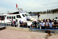 Tàu cao tốc đưa du khách từ đảo Lý Sơn sắp neo vào cảng Sa Kỳ. Ảnh: Phạm Linh.