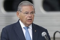 Thượng nghị sĩ Robert Menendez trong một bài phát biểu năm 2016. Ảnh: Politico.