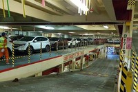 Thông tin nhiều hãng như Ford, Nissan đưa xe nhập về nước cuối tuần qua thu hút sự chú ý của nhiều người - Ảnh: Huu Tuong.