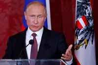 Tổng thống Nga Vladimir Putin trong một cuộc họp báo hôm 5/6. Ảnh: Reuters.