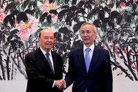Phó Thủ tướng Trung Quốc Lưu Hạc (phải) và Bộ trưởng Thương mại Mỹ Wilbur Ross (Ảnh: Getty).