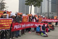 Cư dân khu ngoại giao đoàn biểu tình khi tố chủ đầu tư thực hiện chưa đúng quy hoạch. Ảnh: NT