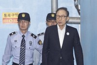 Cựu Tổng thống Lee Myung-bak được đưa tới tòa án Seoul hồi tháng 5 (Ảnh: Tân Hoa Xã).