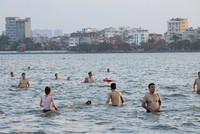 Người dân đổ ra Hồ Tây tắm mặc dù có biển cấm