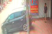 Nữ tài xế Việt lùi xe húc thanh niên vào tường: 'như một trò đùa'