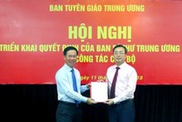 Đồng chí Võ Văn Thưởng trao quyết định cho đồng chí Bùi Trường Giang. Ảnh Dangcongsan.vn