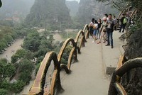 Công trình khủng xâm phạm vùng lõi di sản Tràng An. Ảnh: Lam Sơn.