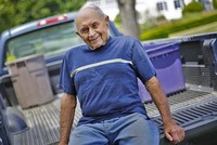 Ông Joe Elisii bên cạnh chiếc xe bán tải mà ông dùng để đựng chai nhựa, lon,... ông nhặt được mỗi ngày. (Nguồn: Greg Derr/The Patriot Ledger).