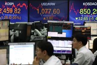 Bảng tỷ giá chứng khoán tại ngân hàng Hana ở thủ đô Seoul, Hàn Quốc. (Nguồn: Yonhap/TTXVN).