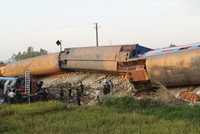 Hiện trường tàu SE19 tông xe ben khiến nhiều toa bị lật ở Thanh Hóa. Ảnh: Lê Hoàng.