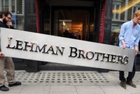 Lehman Brothers tuyên bố phá sản vào ngày 15/9/2008 sau nỗ lực bất thành về việc tìm kiếm đối tác trợ giúp, đánh dấu trường hợp sụp đổ lớn nhất trong cuộc khủng hoảng.