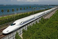Tàu Shinkansen của Nhật vận hành tốc độ 300 km/h. Ảnh: Hitravel.