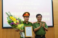 Thiếu tướng Đoàn Duy Khương trao quyết định và chúc mừng Đại tá Nguyễn Văn Viện. Ảnh ANTĐ.