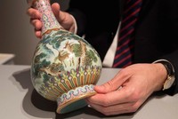 Chiếc bình cổ từ thế kỷ 18 được tìm thấy trong hộp đựng giày. (Nguồn: Thomas Samson | AFP | Getty Images).