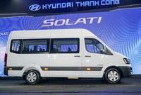 Hyundai Solati có kích thước nổi trội trong phân khúc, tổng thể dài x rộng x cao tương ứng là 6.195mm x 2.038mm x 2.760 mm.