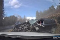 Đâm trực diện xe tải ở tốc độ cao, tài xế xe con lành lặn khó tin