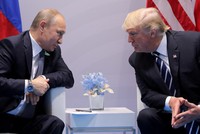 Tổng thống Putin và Tổng thống Trump gặp nhau tại Đức bên lề một sự kiện ở Đức năm 2017 (Ảnh: Reuters).
