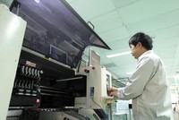 Hệ thống văn bản pháp luật về quản lý, sử dụng vốn, tài sản nhà nước tại doanh nghiệp và CPH vẫn chưa thật đồng bộ. Trong ảnh: Vận hành dây chuyền sản xuất tại Công ty cổ phần Bóng đèn Phích nước Rạng Đông. Ảnh: Đức Thanh.