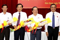 Ông Mai Văn Huỳnh (thứ hai từ phải sang). Ảnh: An Thới.