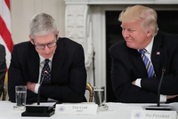 Tim Cook (bên trái) đã có cuộc gặp với Tổng thống Mỹ (bên phải) tháng trước.