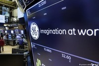 Bảng thông báo niêm yết cổ phiếu General Electric ở sàn chứng khoán New York. (Nguồn: DW).
