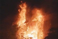 Nhà 5 tầng ở trung tâm Sài Gòn cháy ngùn ngụt