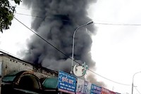 Ngọn lửa bốc lên dữ dội tại chợ Sóc Sơn. Ảnh. Sơn Giang.