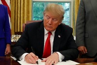 Tổng thống Mỹ Donald Trump ý sắc lệnh ngừng chia rẽ gia đình nhập cư ở biên giới ngày 20/6. (Ảnh: Reuters).