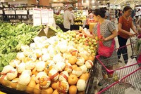 Thông tin về hội nhập luôn là mảng đề tài ưu tiên của báo chí. Trong ảnh: Hoa quả nhập khẩu bán tại siêu thị Việt Nam.