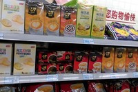 Nhãn hiệu cà phê hòa tan G7 trên kệ một siêu thị nước ngoài.