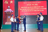 Thiếu tướng Nguyễn Văn Sơn, Tư lệnh CSB Việt Nam trao Quân kỳ Quyết thắng cho các đơn vị. Ảnh: QĐND.