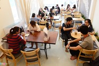 Quán cà phê đầu tiên cho khách ngồi trong bể cá ở Sài Gòn