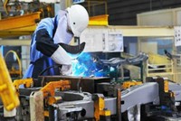 Sản xuất trong dây chuyền lắp ráp của một doanh nghiệp nước ngoài. Ảnh: AP.